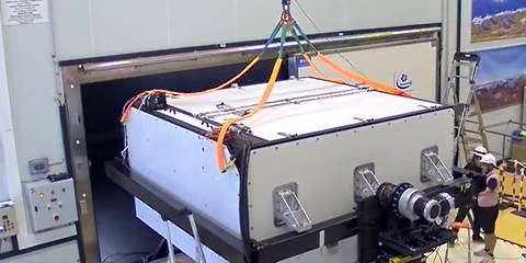 Lire la suite à propos de l’article Echange des caméras NectarCAM entre la salle noire et le hall d’intégration